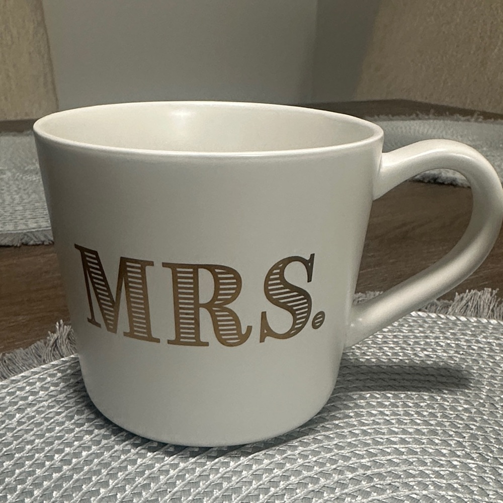 Elegant White and Gold Mug